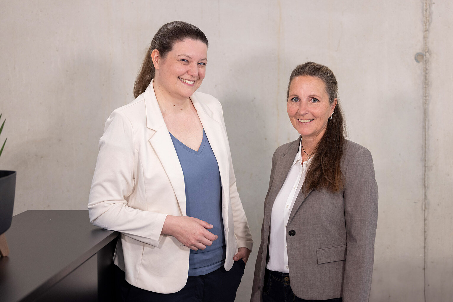 Carina Maucher und Alexandra Kreis Carina Maucher und Alexandra Kreis von Rollout Solutions stehen nebeneinander